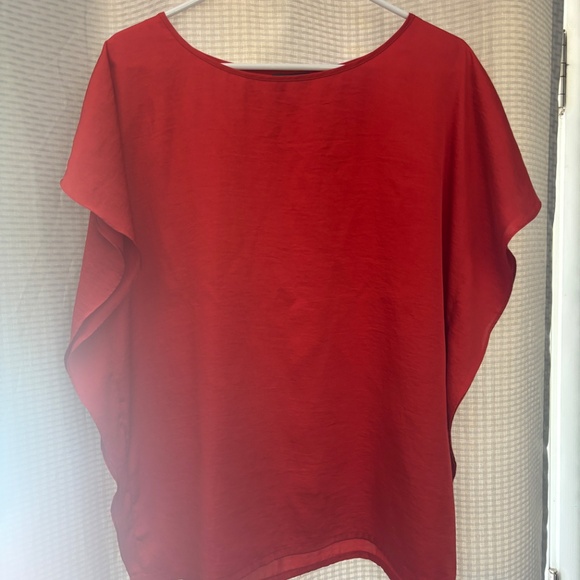 Beautiful Red Vince Camuto Blouse wavy sleeves & sides - Picture 2 of 8